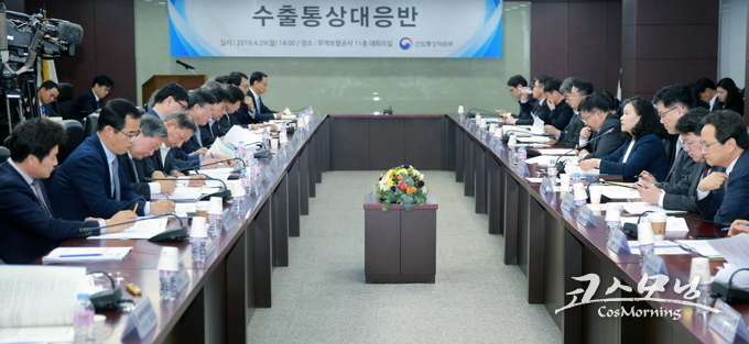 산업통상자원부는 화장품, 의약품, 생활유아용품 등 소비재에 대해 새로운 주력 품목으로 육성하고 이와 관련된 방안을 5월 내 발표할 예정이라고 밝혔다.
