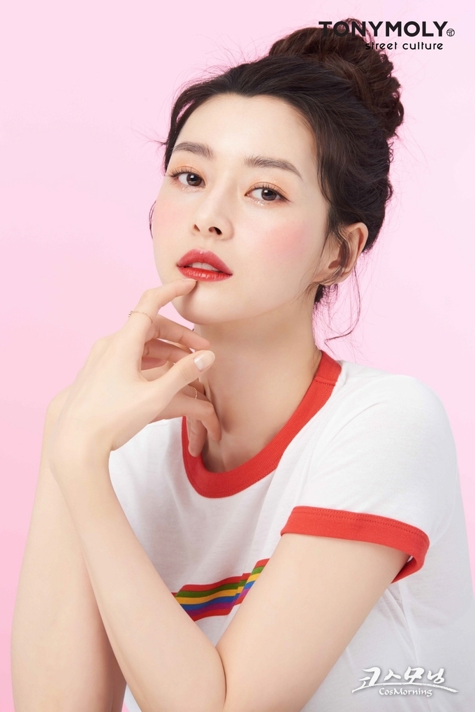 토니모리 퍼펙트 립스 쇼킹립 모델로 뽑힌 배우 권나라.