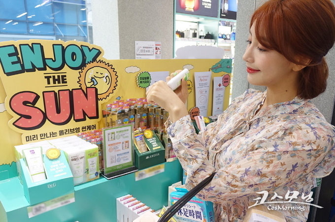 올리브영 명동본점을 방문한 소비자가 선케어 제품을 살펴보고 있다.