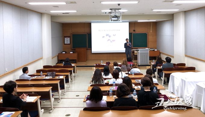 ‘뷰티의 개념과 뷰티산업’을 주제로 특강을 연 김래수 코스모닝 발행인.