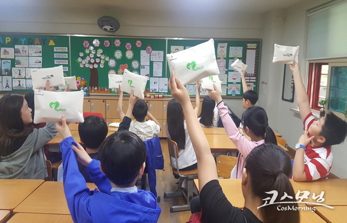 아토팜이 마포구 내 5개 초등학교에 전달한 미세먼지 보호 키트. 
