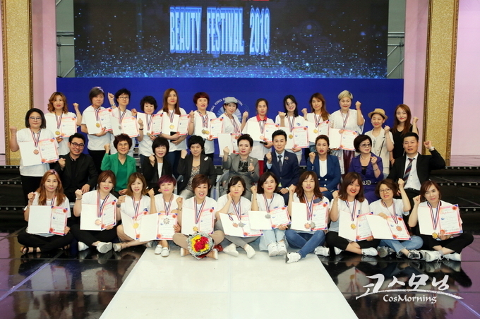 이번 대회 참가 선수는 일반부‧소상공인 1천 100여명, 학생부 350여명, 국제부 50여명 등이다. 수상자들복지부장관상, 금상, 기업체 상 수상자들이 기념촬영을 하고 있다.