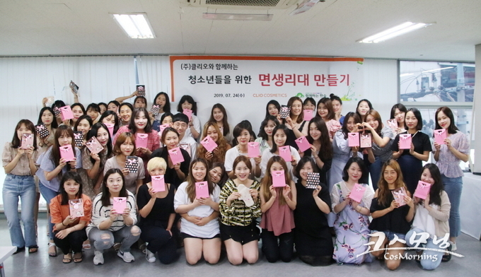 클리오 마케팅본부 임직원 51명이 지난 24일 저소득층 여성 청소년을 지원하기 위해 면생리대 만들기 봉사활동을 실시했다.