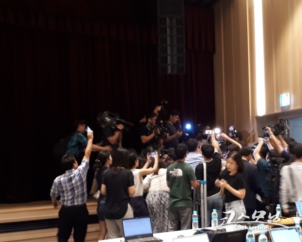 사과문 발표 이후 별도의 질문을 받지 않은 채 퇴장하는 윤 회장을 둘러싼 취재진들.