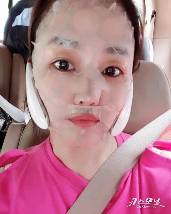 미스트롯 출신 정미애가 맥스클리닉 풀페이스 코어 텐션 프로그램 사용 모습을 인스타그램에 올렸다.