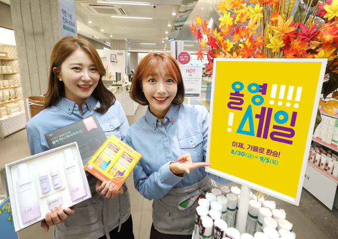 올리브영 직원들이 올영세일을 맞아 다양한 기획 세트를 소개하고 있다.