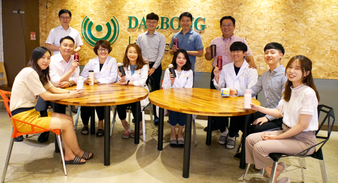 화장품 소재·원료의약품 전문기업 대봉엘에스가 릴레이 환경 캠페인 ‘플라스틱 프리 챌린지’에 동참을 선언하고 개인 머그컵과 텀블러 사용 등 본격적인 활동을 펼치고 있다.