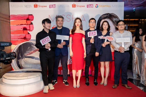 7일 미샤 베트남 리론칭 행사에 참석한 미샤 모델 나나와 관계자들. (왼쪽에서 두 번째부터) 인피니티 벤처스 이종환 총괄부사장, 나나, 인피니티 벤처스 송준혁 대표, 에이블씨엔씨 해외영업팀장 신보윤이사, 인피니티 벤처스 유재두 호치민 법인장.