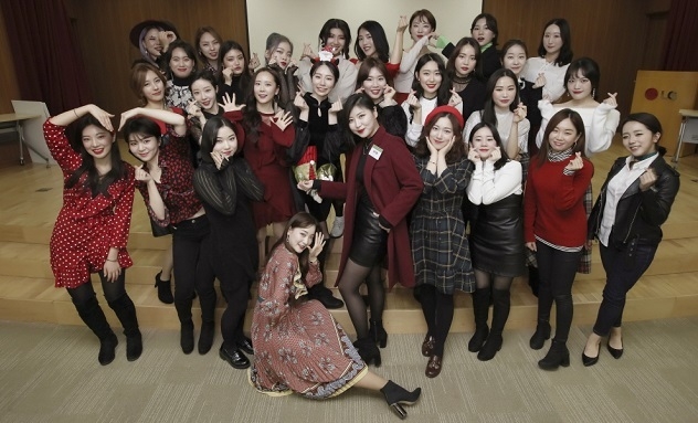 (주)LG생활건강이 한국생산성본부가 발표한 ‘2019 다우존스 지속가능경영지수’ 평가에서 2년 연속 월드 지수에 편입됐다. 사진은 LG생활건강이 사회공헌의 일환으로 펼치고 있는 내추럴 뷰티크리에이터 1기 수료식 장면.