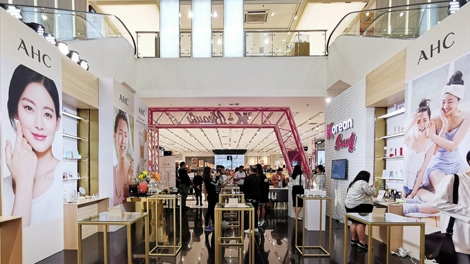 AHC가 지난 19일 필리핀 마닐라 SM마카티쇼핑몰에서 브랜드 런칭 행사를 진행했다.