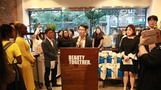 코트라와 대한화장품산업연구원은 지난달 27일부터 지난 3일까지 미국 뉴욕에서 ‘K-뷰티 인 뉴욕’을 개최하고 K-뷰티 브랜드 이미지의 새로운 전환을 위한 활동을 펼쳤다. 이지형 북미지역본부장이 방문객을 대상으로 행사 슬로건 ‘뷰티 투게더’를 설명하고 있다. 이 본부장 왼쪽은 조남권 대한화장품산업연구원장.
