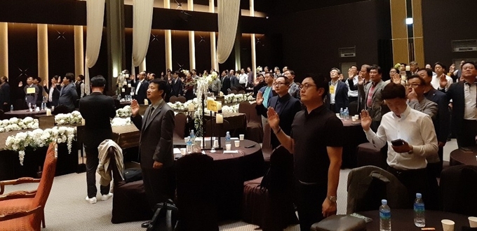 이날 참석한 회원들은 아모레 방판채널의 위기 극복을 위해 앞장설 것을 결의했다.