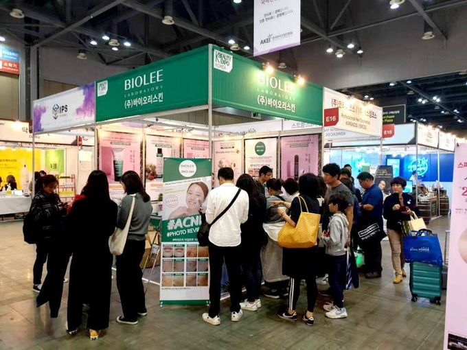 바이오리스킨이 지난 10월 10일부터 13일까지 킨텍스에서 열린 2019 대한민국 뷰티박람회에 참가해 기능성 아끄네쁘리 라인을 집중 홍보했다.