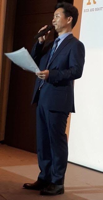 환영사를 하고 있는 이삼래 엘비코스메틱 대표.