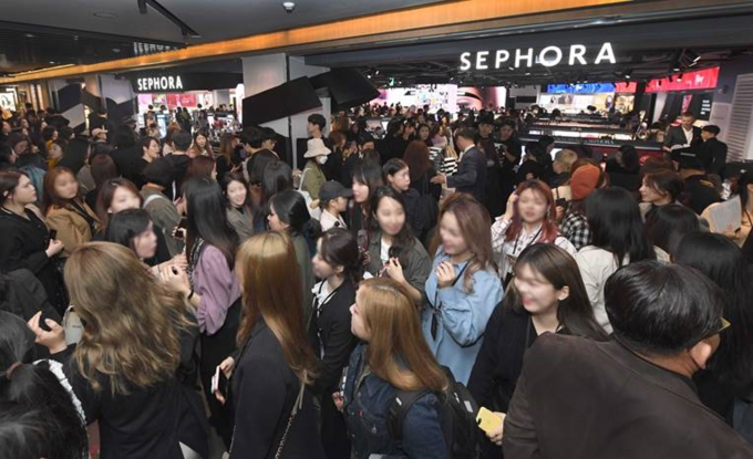 세포라 첫 매장을 방문하기 모여든 고객이 500m 행렬을 이뤄 입장하고 있다.