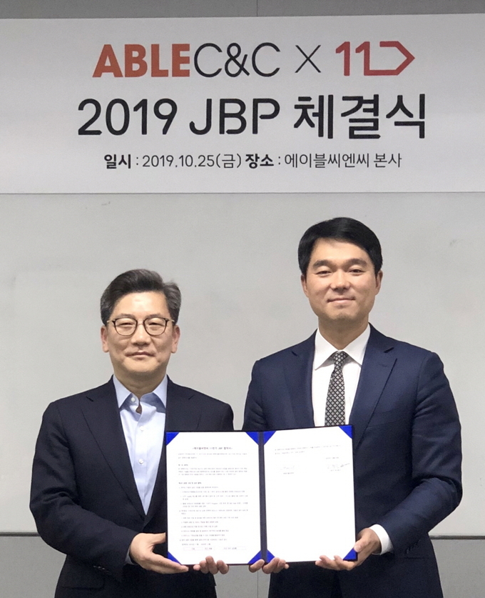 이해준 에이블씨엔씨 총괄대표집행임원(오른쪽)과 김현진 11번가 커머스 센터장(왼쪽)이 25일 전용 상품 개발과 공동 마케팅을 위한 업무 제휴 협약을 체결했다.