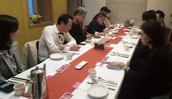 홍콩시위의 격화로 전시회 개최의 불투명성과 특히 참가사의 불안이 가중되고 있는 가운데 주최사 인포마 마켓과 한국관을 주관하고 있는 코트라, 대한화장품협회 등은 지난 25일 기자간담회를 통해 전시회 개최는 변동없이 진행할 것이라고 거듭 확인했다.