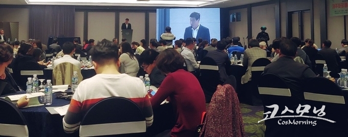 제주화장품산업 육성을 위한 심포지엄이 지난 4일 호텔 메종글래드제주 크리스탈홀에서 제주특별자치도·제주테크노파크·화장품 산업 관계자 등 200여 명이 참석한 가운데 열렸다.