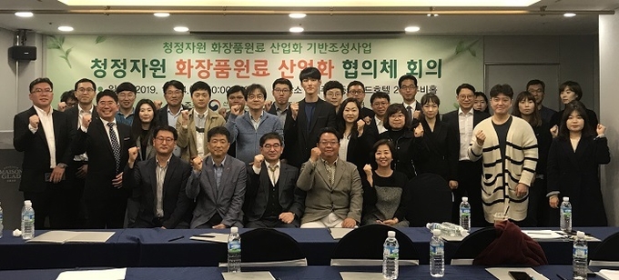 제주특별자치도와 제주테크노파크는 청정자원 화장품원료의 산업화 인프라 구축과 천연화장품 원료·소재산업 육성을 위한 ‘화장품원료 산업화 협의체’를 구성, 본격적인 활동에 돌입한다고 공식 발표했다.