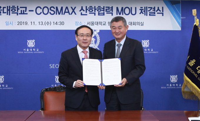 코스맥스그룹은 서울대학교와 첨단 융합 기술을 접목한 뷰티&헬스 솔루션 개발을 위한 업무 협약을 체결했다. 사진 왼쪽은 오세정 서울대 총장, 오른쪽은 이경수 코스맥스그룹 회장.