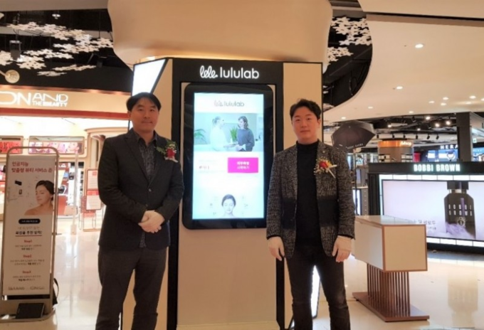 최용준 룰루랩 대표(사진 오른쪽)가 롯데 에비뉴엘 잠실점에 인공지능 뷰티 스토어를 열고 기념촬영을 하고 있다.