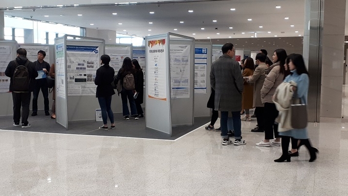 LG사이언스파크 통합지원센터 컨버전스홀 앞에 마련한 포스터 발표 현장.