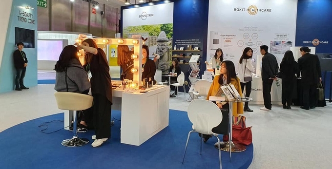 한-아세안 특별정상회의 장에서 함께 열리고 있는 K-뷰티 페스티벌 현장의 메이크업 시연 장면.
