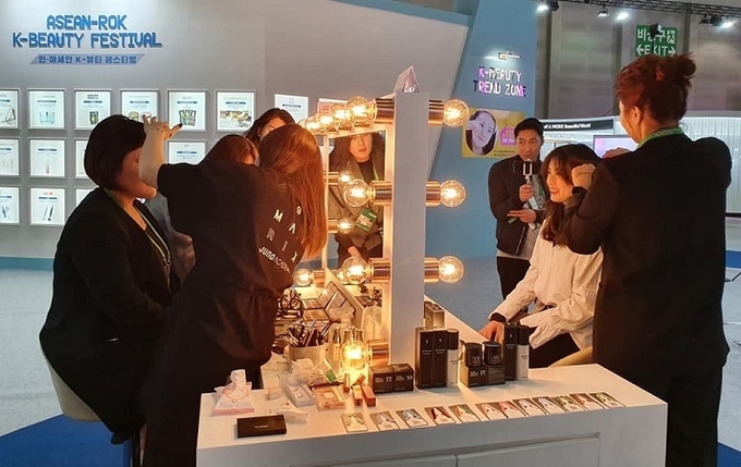 다양한 체험 프로그램을 통해 한국과 아세안의 아름다움을 공유하는 기회도 제공하고 있다. 체험존에서 누리고 있는 K-뷰티의 아름다움.