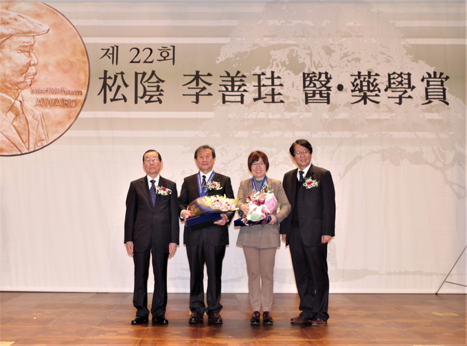 (왼쪽부터) 김연수 송음학술재단 이사장, 박기남 퍼듀대 교수, 이은숙 국립암센터 원장, 이양구 동성제약 대표.