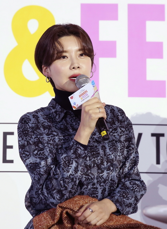 아이러브아이 뷰티라이프 토크에서 자존감을 높이는 법을 알려주는 개그우먼 장도연.