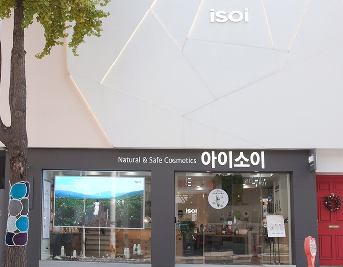 아이소이가 서울 강남 가로수길에 있는 컨셉매장을 ‘도심 속 불가리아 장미 꽃밭’을 주제로 새단장했다.
