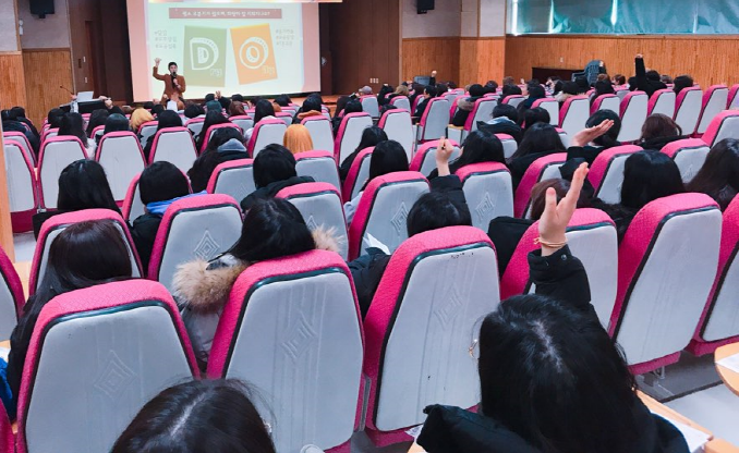 닥터지가 2일 경기 반송고에서 고3 수험생을 대상으로 피부관리 강연을 실시했다.<br>
