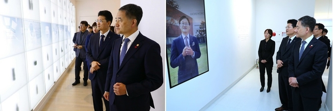 박능후 장관이 이날 현장 간담회에 앞서 방문한 아모레퍼시픽 오산공장의 내부를 둘러보고 있다.