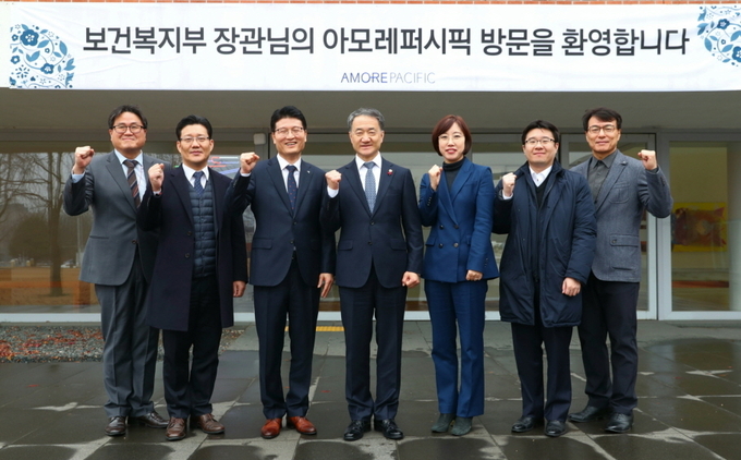 박능후 보건복지부 장관<사진 왼쪽에서 네 번째>이 ‘(K-뷰티) 미래 화장품산업 육성계획’ 발표를 앞두고 화장품 업계의 애로사항을 듣고 직접 지원방안을 논의하기 위해 현장 간담회를 가졌다. 사진은 아모레퍼시픽 오산공장 방문 후 기념촬영.