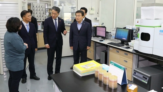 박능후 장관<사진 왼쪽에서 세 번째>은 간담회에 앞서 대한화장품산업연구원의 실험실 등 관련 연구시설을 둘러보고 연구원들을 격려했다. 사진 왼쪽에서 두 번째가 조남권 원장.