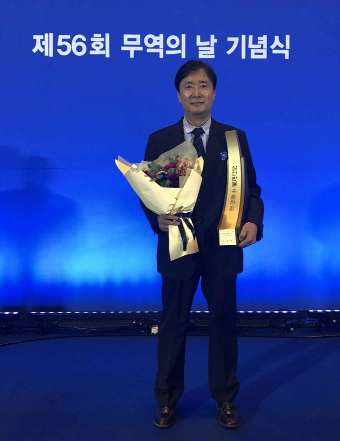 구경서 더샘 이사가 5일 무역의 날 기념식에서 3천만불 수출의 탑을 수상하고 기념 촬영을 하고 있다.