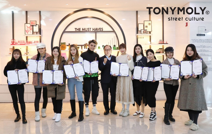 배해동 토니모리 회장이 홍보대사로 임명한 왕홍 10명과 사진을 찍고 있다.