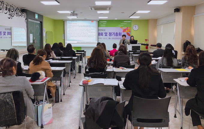 한국뷰티경영학회가 20일 서울 삼육보건대에서 ‘제14차 추계 학술대회 및 정기총회’를 열었다. 사진은 김진숙 서울벤처대학원대학교 교수가 연구 윤리를 주제로 특강에 나선 모습.