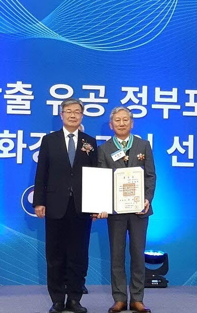 추봉세 씨엔에프 회장<사진 오른쪽>이 일자리 창출과 사회공헌 활동 전개 공로를 인정받아 은탑산업훈장을 수상했다. 수상 후 이재갑 고용노동부 장관과 기념촬영.