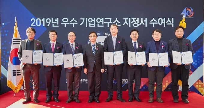 한국화장품제조 기술개발연구원이 과학기술정보통신부가 주최한 2019년 우수 기업연구소에 선정됐다.