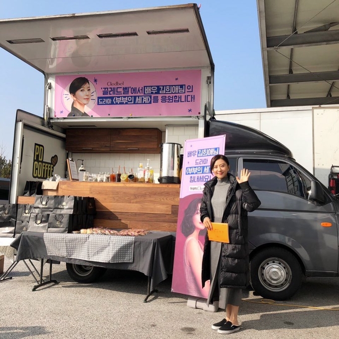 끌레드벨은 3월 방영되는 JTBC 드라마 '부부의 세계' 촬영 현장에 커피차와 화장품을 지원했다.