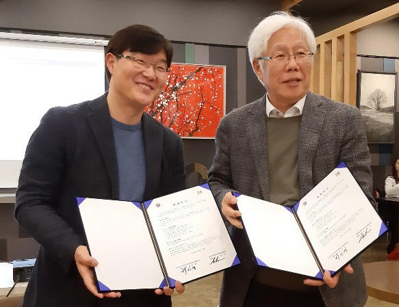 박진영 한국화장품중소기업수출협회 회장(왼쪽)과 노향선 대한화장품OEM협의회회장이 MOU를 맺은 뒤 기념촬영을 하고 있다. <br>
