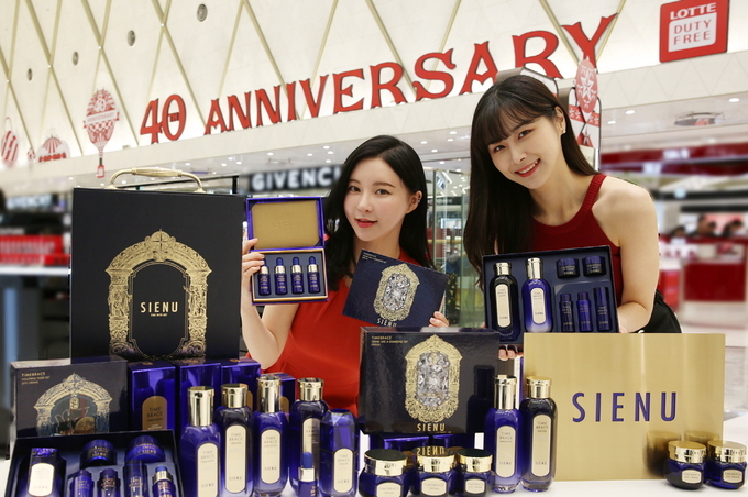 롯데면세점이 아모레퍼시픽과 공동 개발한 안티에이징 브랜드 시예누를 선보였다.