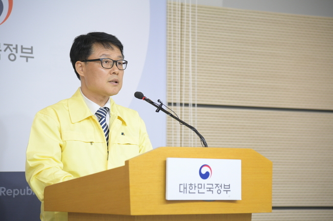 식품의약품안전처 위해사범중앙조사단은 인터넷으로 마스크를 판매하는 업체의 105만 개에 이르는 불법거래 행위를 포함한 매점매석행위를 적발했다고 공식 발표했다. 관련 브리핑을 하고 있는 양진영 식약처 차장.