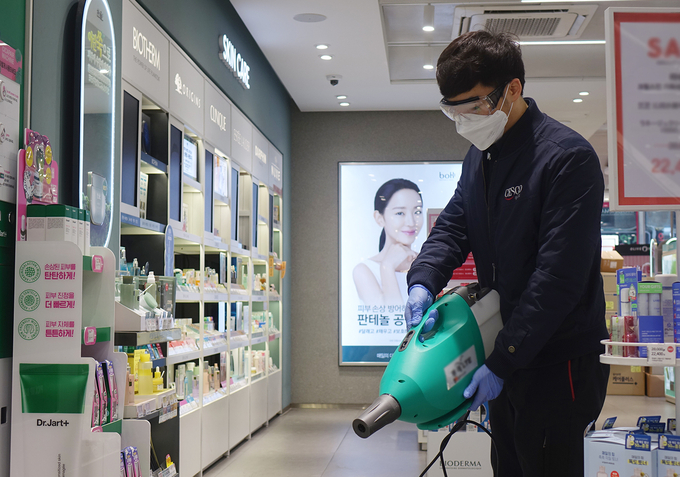 올리브영이 명동 플래그십 스토어를 비롯한 5개 매장에서 방역 작업을 실시했다.
