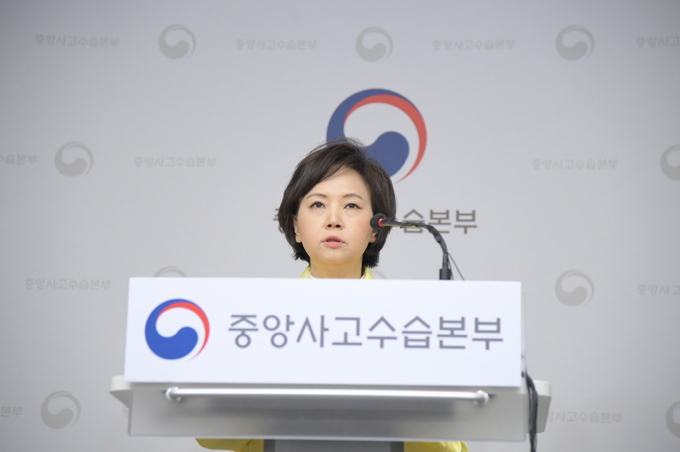 정부가 오늘(26일) 0시를 기해 마스크 수급 안정화 추가조치를 위한 ‘마스크·손 소독제 긴급수급 조정조치’가 시행에 들어간다고 발표했다. 관련 내용을 브리핑하고 있는 이의경 식약처장. <사진제공·식품의약품안전처>