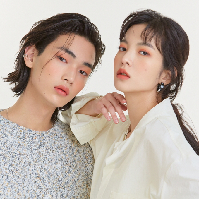 성별 구분 없는 색조 화장품을 지향하는 라카가 28일 첫 TV CF를 공개한다.