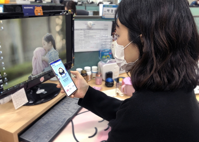 코로나19 감염 공포가 확산하면서 비대면 소비가 증가했다. 사진은 소비자가 모바일에서 뷰티 제품을 구매하는 모습.