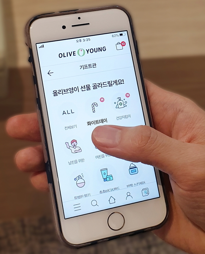 올리브영이 3월 14일까지 공식 온라인몰 내 기프트관에 화이트데이 테마관을 운영한다. 