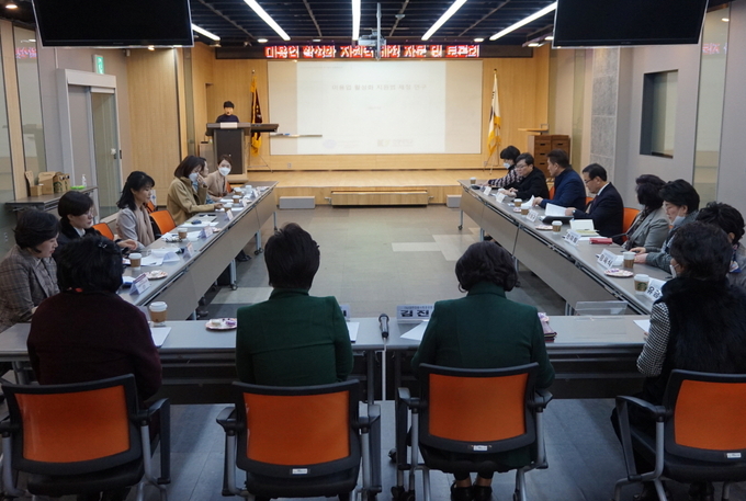 노영희 건양대 교수가 대한미용사회중앙회가 연 ‘미용업 활성화 지원법 제정 토론회’에서 법률안을 발표하고 있다. 
